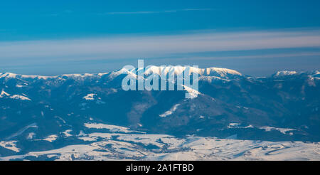 Velka Fatra und westlichen Teil der Nizke Tatry Berge von Martinske Hole in der Mala Fatra Gebirge in der Slowakei während der schönen Wintertag Stockfoto