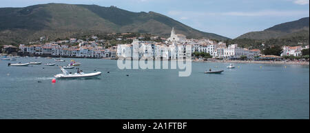 Cadaques, einer kleinen Küstenstadt, die Menschen des katalanischen Malers Salvador Dal". Die Kirche von Cadaqus ist ein Symbol im Dorf. Costa Brava, S Stockfoto