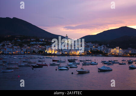 Cadaques Sonnenuntergang. Romantik im Mittelmeer. Das Dorf von Salvador Dali, an der Costa Brava, Girona, Katalonien, Spanien. Stockfoto