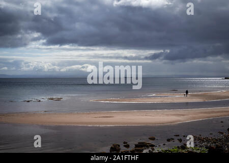 Mann am Strand von Arran Stockfoto