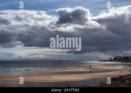 Mann am Strand von Arran Stockfoto