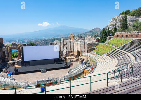 Ruinen des antiken griechischen Theaters in Taormina mit Vulkan Ätna im Hintergrund. Taormina ist in der Provinz von Messina an der Ostküste Siziliens. Stockfoto