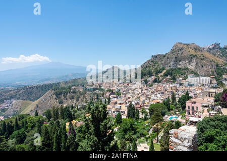 Aussicht von der oberen Stadt von Taormina, Sizilien, Italien mit Vulkan Ätna im Hintergrund. Stockfoto