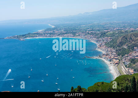 Luftaufnahme von Taormina Giardini Naxos Stadt mit Vulkan Ätna im Hintergrund. Thi Insel Sizilien, Italien. Stockfoto