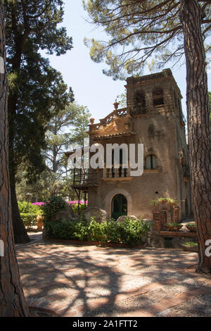 Villa Comunale, Taormina, Sizilien, Italien. Schöner Garten mit vielen wunderbaren Blumen und interessante Installation in der Form des indischen Tempel gemacht. Stockfoto