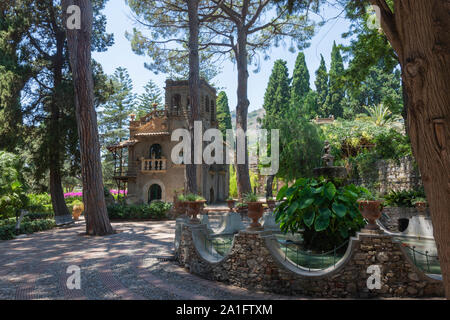 Villa Comunale. Schönen öffentlichen Garten mit wunderschönen Blumen in Taormina, Sizilien, Italien. Interessante Installation in der Form des indischen Tample gemacht Stockfoto