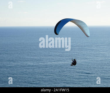 Torrey Pines, Kalifornien/USA - 22. Juni 2019: Hängegleiter genießt eine über dem Pazifischen Ozean steigen Stockfoto