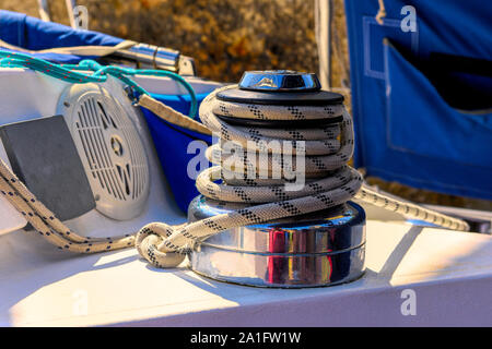 Blatt-Seil an einer Winde einer Segelyacht Stockfoto