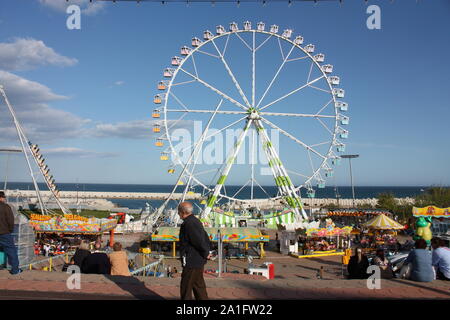 Riesenrad im Vergnügungspark der Feria de Abril, Seashore, Barcelona, Katalonien, Spanien. Foto aufgenommen: Apr 27, 2009 Stockfoto