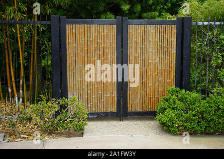 Hoher Zaun aus Metall und Bambus. Stockfoto