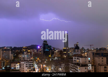 Dramatischen Blick auf Santiago de Chile unter die Strahlen aus ein elektrisches Gewitter Auswirkungen auf den Boden, erstaunliche Linien, die vom Himmel auf die Erde Stockfoto