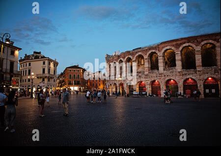 Wunderschön beleuchtet die Arena von Verona und der Piazza Bra in der Nacht/Arena von Verona in der Nacht Stockfoto