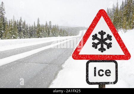 Verkehrsschild entlang einer Mountain Road Warnung vor Glatteis bei starkem Schneefall Stockfoto