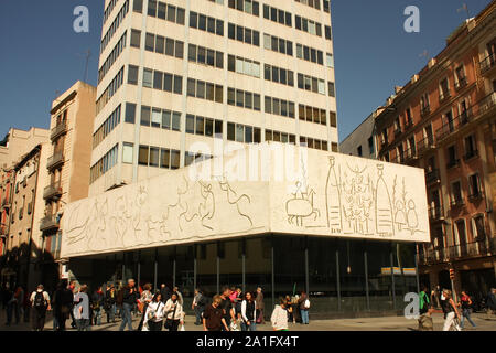 Pablo Picassos Frize, Barcelona. Gegenüber der Kathedrale von Barcelona, das Gebäude der Hochschule der Architekten von Katalonien weist drei Friese Stockfoto