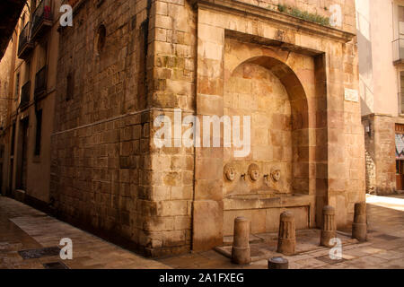 Mittelalterliche Quelle, im Gotischen Viertel von Barcelona. Plaza Sant Just. Barcelona. Fuente mittelalterlichen de estilo Gotico. Stockfoto