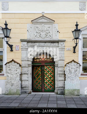 Alte Holz geschnitzte, Grün, Rot und Gold verzierten Tür der Bruderschaft der Mitesser in Tallinn, Estland Stockfoto