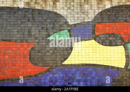 Mosaik von Joan Miro, in der Fassade der Flughafen Barcelona. BARCELONA, SPANIEN - 21. März: Mosaik von Joan Miro, in der Fassade von Barcelona flughafen auf Ma Stockfoto