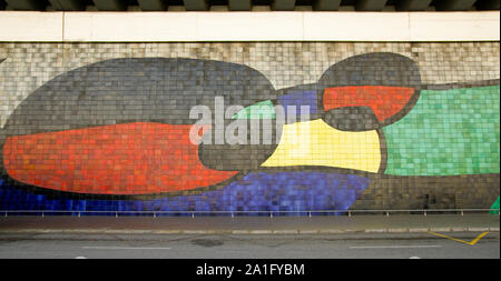 Mosaik von Joan Miro, in der Fassade der Flughafen Barcelona. BARCELONA, SPANIEN - 21. März: Mosaik von Joan Miro, in der Fassade von Barcelona flughafen auf Mar Stockfoto