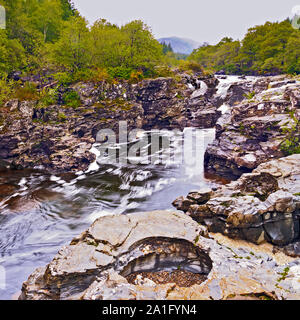 Wasserfall bei Allt Broighleachen in Glen Orchy, Schottland Stockfoto