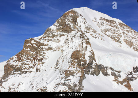 Berg im Berner Oberland im Winter Stockfoto