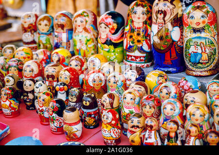 Holz- Verschachtelung Puppen oder russischen Matrjoschka Puppen zum Verkauf in St. Petersburg, Russland Stockfoto