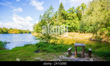 Landschaft mit einem Rastplatz am See Stockfoto