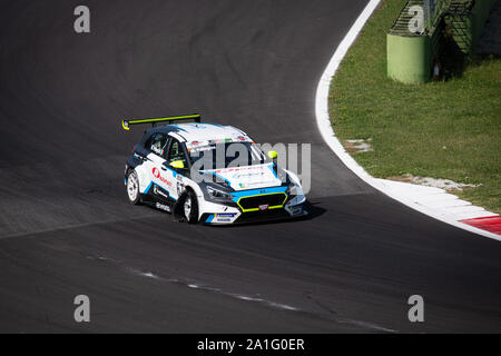 Vallelunga, Italien am 14. September 2019. Cupra beschädigt mit plattem Reifen hohe Betrachtungswinkel bei Wendung in der Rennstrecke. Stockfoto