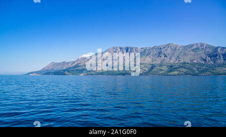 Blick auf eine Bergkette an der Kroatischen Küste. Von der Fähre aus gesehen. Stockfoto