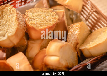 Foto von einem Korb mit französischem Brot Toast. Stockfoto