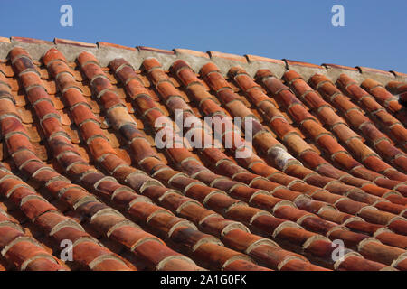 Dach von einem Haus im Kolonialstil in der Nachbarschaft von La Candelaria, Bogota, Kolumbien Stockfoto