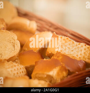 Foto von einem Korb mit französischem Brot Toast. Stockfoto