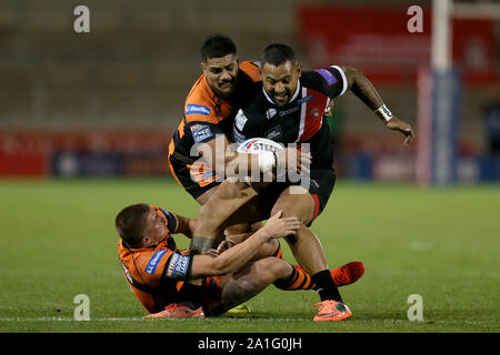 Salford reds Krisnan Inu von Castleford Tiger Peter Mata'utia und Castleford Tiger Greg Minikin während der Betfred Super League Beseitigung Spiel angegangen wird - weg bei der AJ Bell Stadium, Salford. Stockfoto