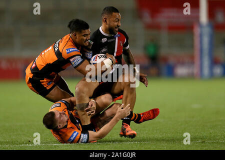 Salford reds Krisnan Inu von Castleford Tiger Peter Mata'utia und Castleford Tiger Greg Minikin während der Betfred Super League Beseitigung Spiel angegangen wird - weg bei der AJ Bell Stadium, Salford. Stockfoto