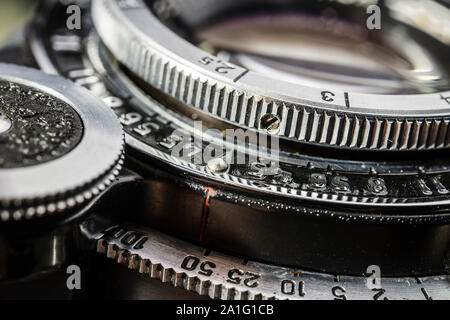 Close-up Details eines alten Silber-metallic Objektiv mit einem Abstand ring, Verschlusszeit und Blende Stockfoto