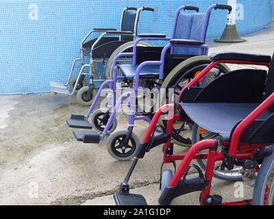 Rollstühle in einem zugänglichen Strand für den Transport von Menschen mit Behinderungen in das Wasser. Stockfoto