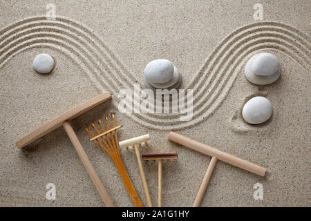 Ein Rake in einem zen Rock Garden, die Vorbereitung der Sand. Ansicht von oben Stockfoto