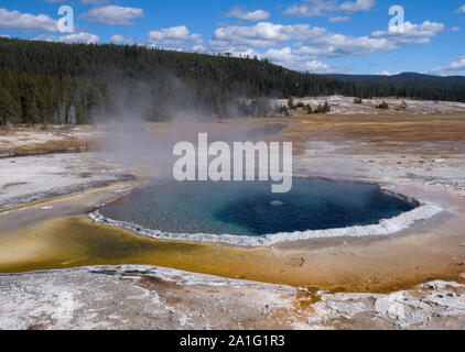 Crested Pool, Upper Geyser Basin, Yellowstone-Nationalpark, Wyoming, USA Stockfoto