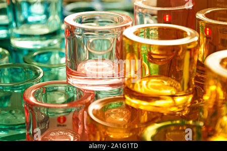 Umea, Schweden - 5 September, 2019: Viele verschiedene farbiges Glas Laternen an eine innere Store Stockfoto