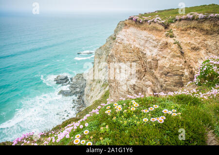 Atemberaubende Küstenlandschaft zwischen Porthtowan Strand und Chapel Porth auf der hl. Agnes Heritage Coast in Cornwall, England, Großbritannien. Stockfoto