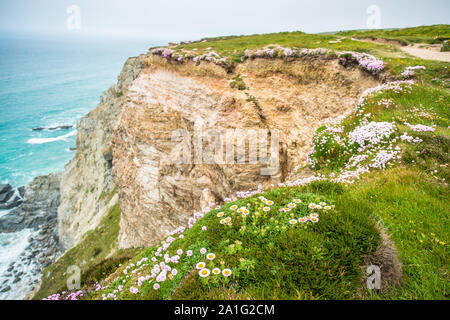 Atemberaubende Küstenlandschaft zwischen Porthtowan Strand und Chapel Porth auf der hl. Agnes Heritage Coast in Cornwall, England, Großbritannien. Stockfoto