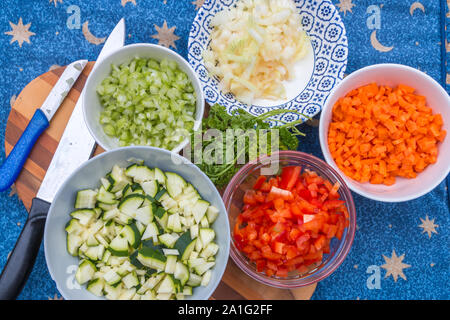 Frisch gehacktes Gemüse bereit für Kochen auf Flach, Ansicht von oben mit der Kopie Raum Stockfoto