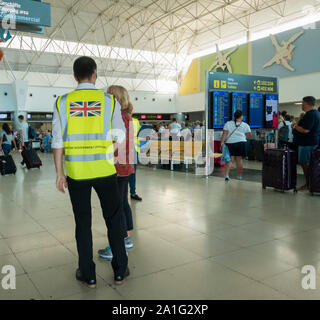 Gran Canaria, Kanarische Inseln, Spanien. 26. September 2019. Thomas Cook Kunden kommen am Flughafen Gran Canaria, wo vier Rückführungsflüge in Großbritannien für Donnerstag Nacht festgelegt sind (26. September). Atol Personal und Britische Regierungsbeamte, wo am Flughafen Passagiere zu unterstützen. Rückführung Flüge von den Kanarischen Inseln bis in den Oktober fort. Credit: Alan Dawson News/Alamy leben Nachrichten Stockfoto