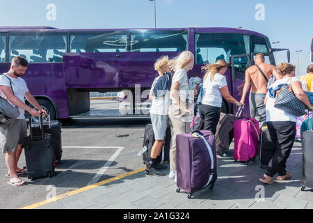 Gran Canaria, Kanarische Inseln, Spanien. 26. September 2019. Thomas Cook Kunden kommen am Flughafen Gran Canaria, wo vier Rückführungsflüge in Großbritannien für Donnerstag Nacht festgelegt sind (26. September). Atol Personal und Britische Regierungsbeamte, wo am Flughafen Passagiere zu unterstützen. Rückführung Flüge von den Kanarischen Inseln bis in den Oktober fort. Credit: Alan Dawson News/Alamy leben Nachrichten Stockfoto