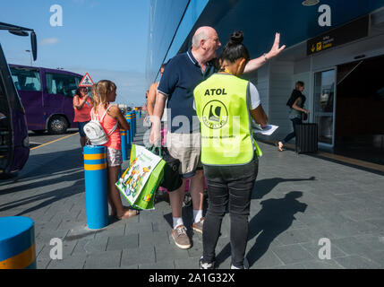 Gran Canaria, Kanarische Inseln, Spanien. 26. September 2019. Thomas Cook Kunden kommen am Flughafen Gran Canaria, wo vier Rückführungsflüge in Großbritannien für Donnerstag Nacht festgelegt sind (26. September). Atol Personal und Britische Regierungsbeamte, wo am Flughafen Passagiere zu unterstützen. Rückführung Flüge von den Kanarischen Inseln bis in den Oktober fort. Credit: Alan Dawson News/Alamy leben Nachrichten Stockfoto