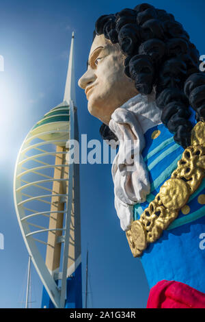 Das Tragen eines Lange perücke, Krawatte, Rüstung und dem Kragen des Ordens "Der Strumpfband', die Galionsfigur der HMS Marlborough auf Gunwharf Quays in Po gefunden werden kann. Stockfoto