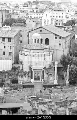 Santi Cosma e Damiano oder Tempel des Romulus, Kirche in Rom, Italien, im Forum Romanum entfernt. Stockfoto