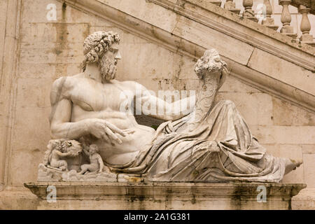 Römische Darstellung des Tiber als Gott (Tiberinus) mit füllhorn auf dem Campidoglio in Rom. Stockfoto