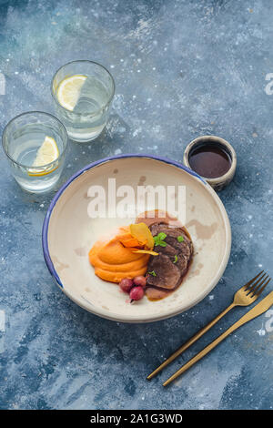 Langsam geschmortes Lamm mit Süßkartoffel-Püree, Restaurant Dish, kopieren. Stockfoto