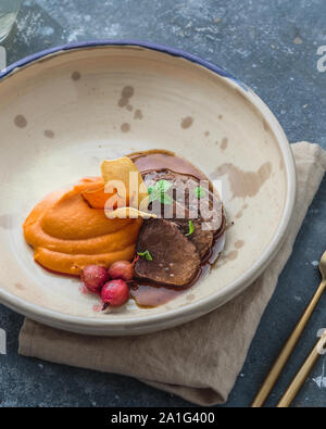 Langsam geschmortes Lamm mit Süßkartoffel-Püree, Restaurant Dish, kopieren. Stockfoto