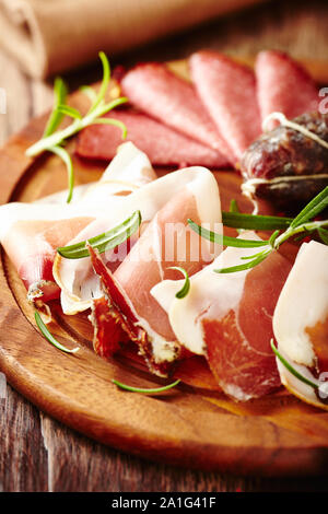 Rustikale Speck auf Holz Schneidebrett Stockfoto